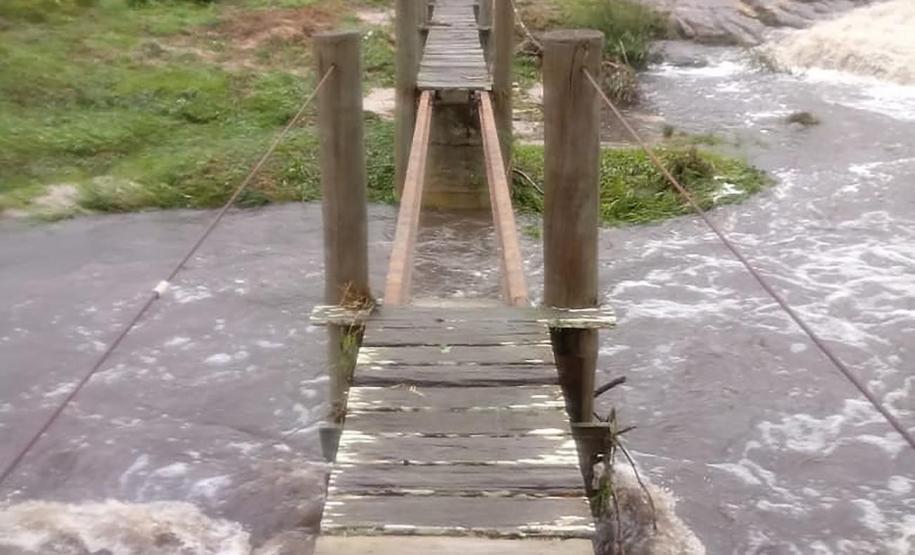 Parte da ponte que leva à cachoeira da Ponte de Pedra e ao mirante do Parque Guartelá caiu.