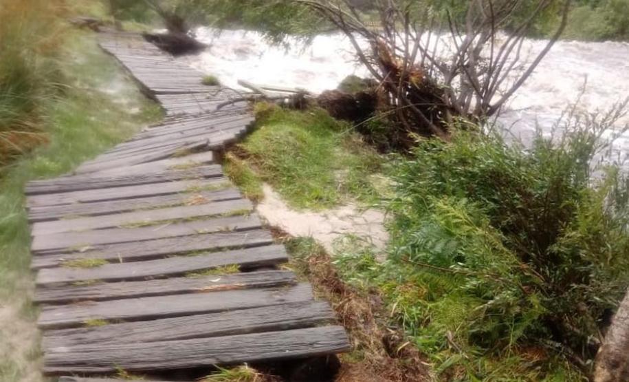 Parte da ponte que leva à cachoeira da Ponte de Pedra e ao mirante do Parque Guartelá caiu.