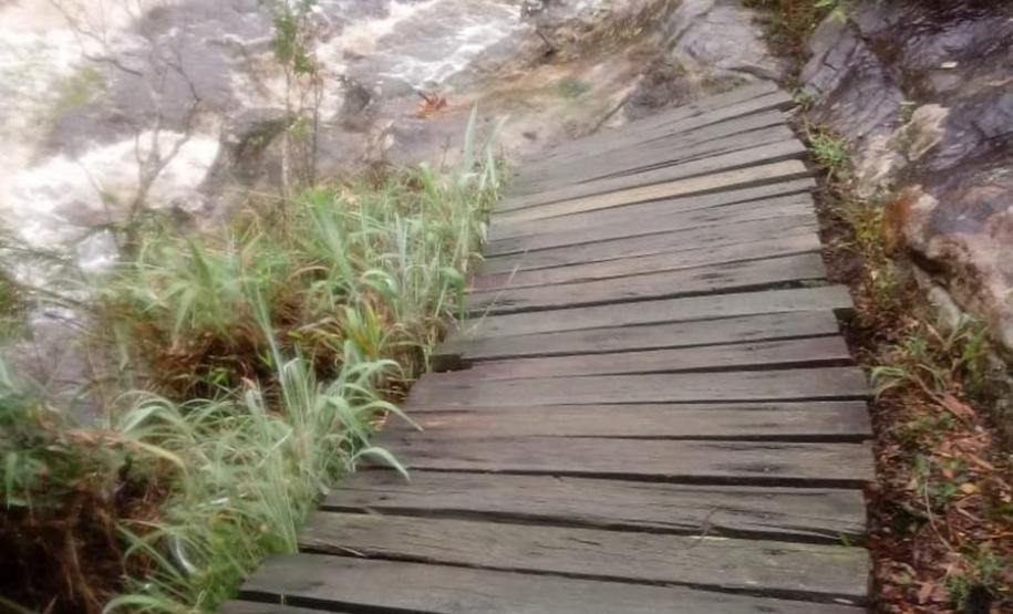 Parte da ponte que leva à cachoeira da Ponte de Pedra e ao mirante do Parque Guartelá caiu.