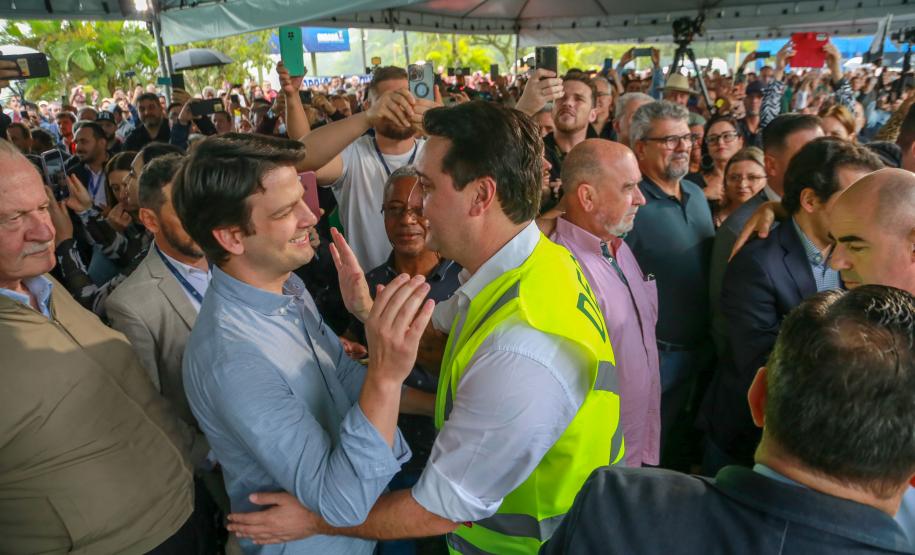 Governador conversando com aliado