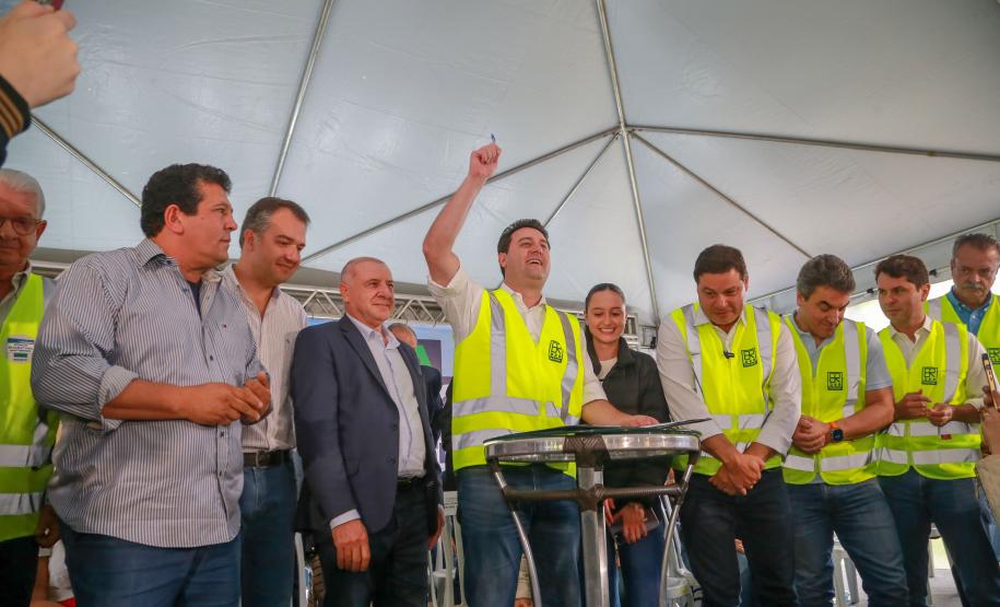 Governador terminando de assinar