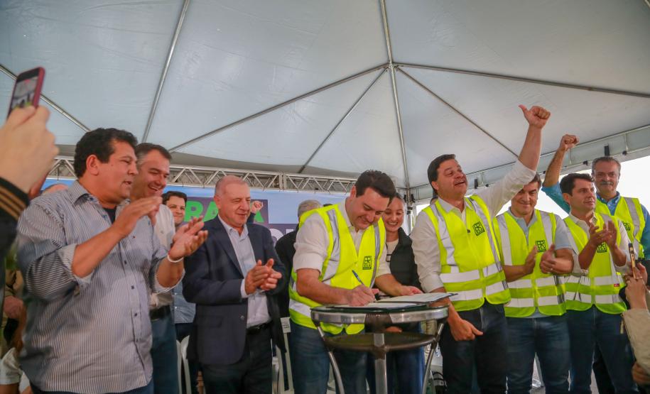 Governador assinando documento