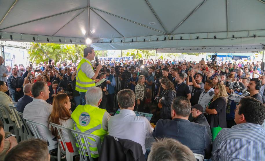 governador discurssando para plateia
