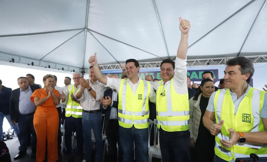 Governador e aliados comemorando