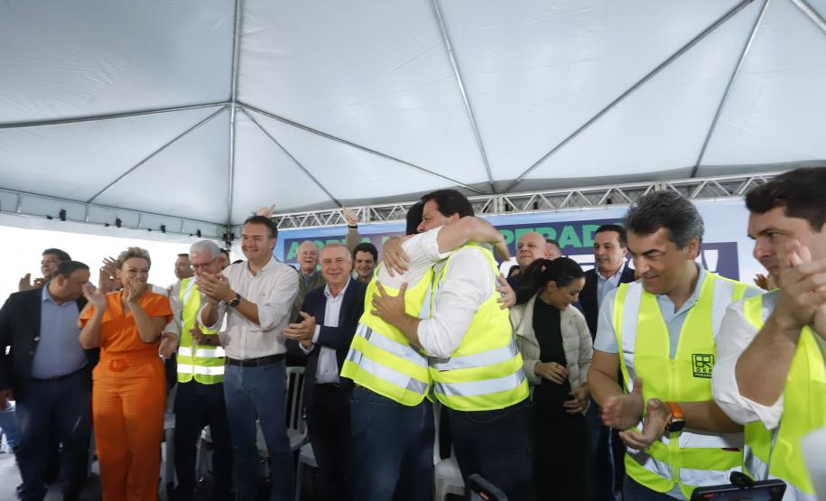 Governador abrançando secretário Sandro Alex