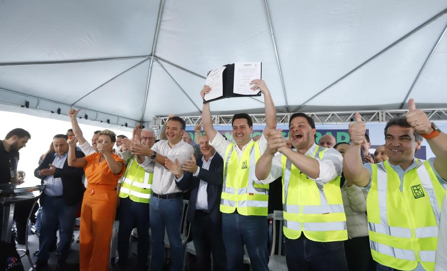 Governador e aliados mostrando documento assinado