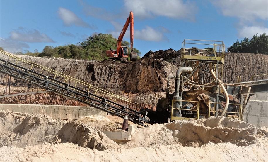 Paraná se destaca pela extração de minérios não-metálicos para a construção civil como areia, brita, cimento e cal.