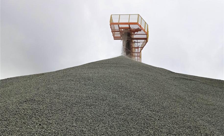 Paraná se destaca pela extração de minérios não-metálicos para a construção civil como areia, brita, cimento e cal.