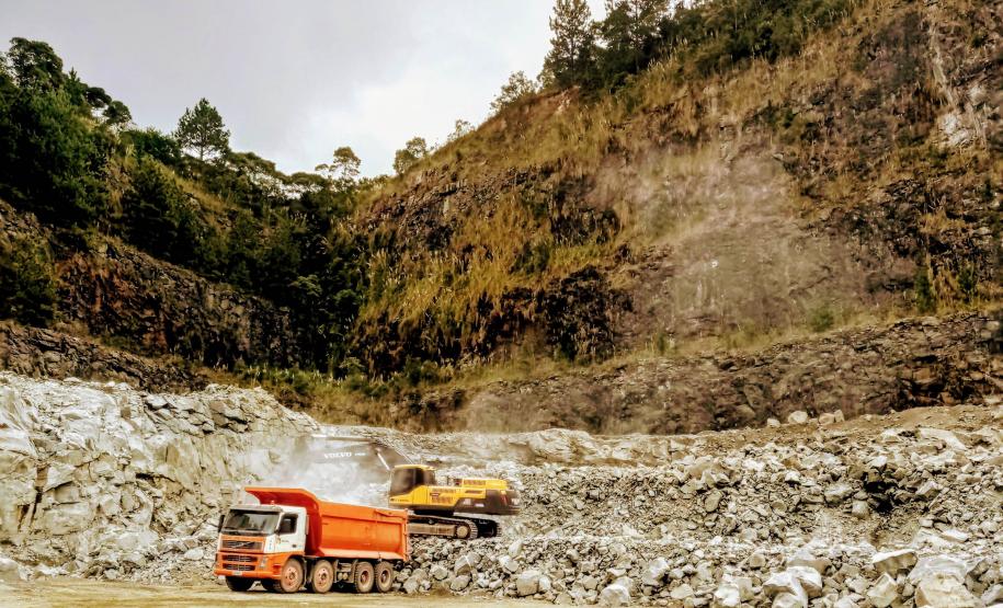 Paraná se destaca pela extração de minérios não-metálicos para a construção civil como areia, brita, cimento e cal.