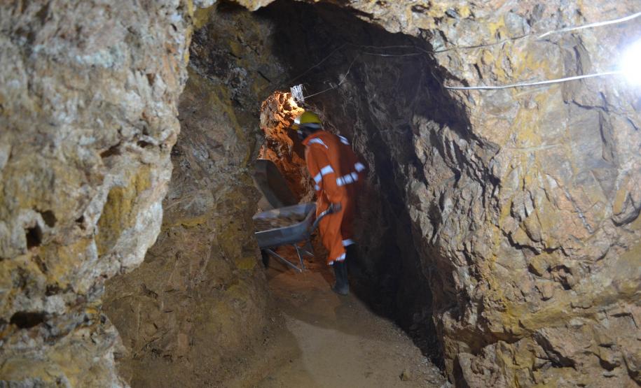 Paraná se destaca pela extração de minérios não-metálicos para a construção civil como areia, brita, cimento e cal.