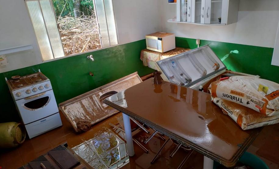 Foto de viveiro danificado pela chuva