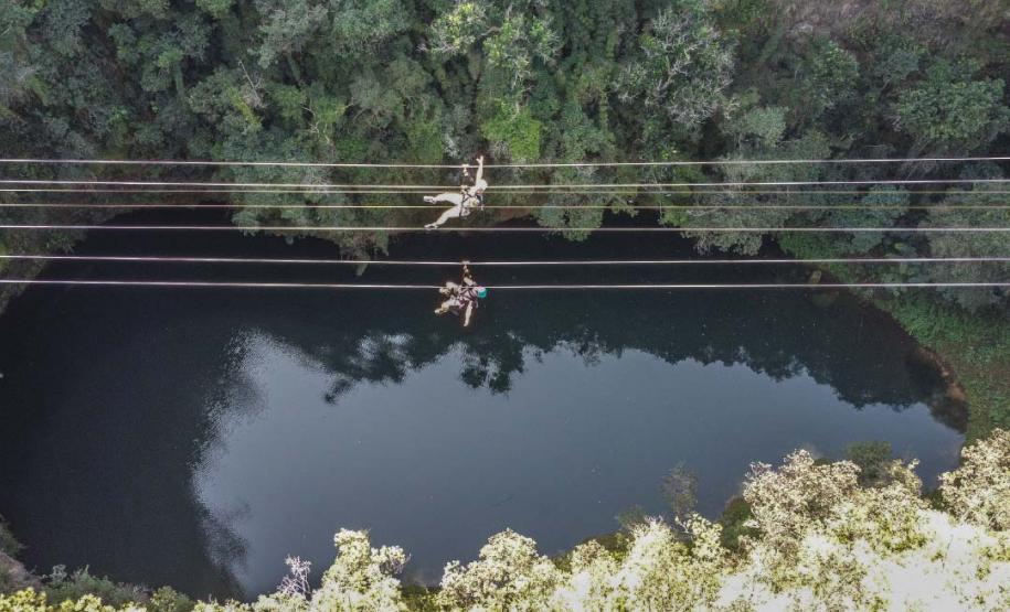 Foto de tirolesa do Parque Vila Velha