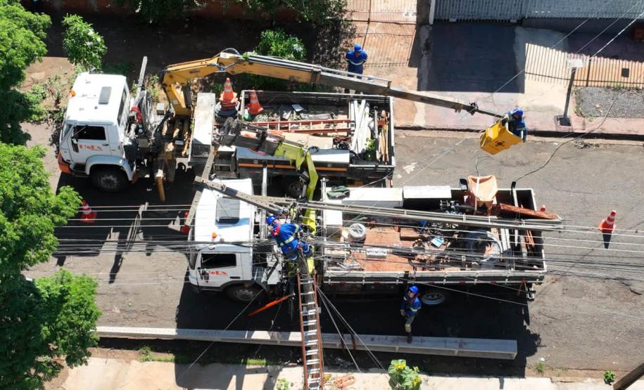 Foto de caminhões instalando equipamento