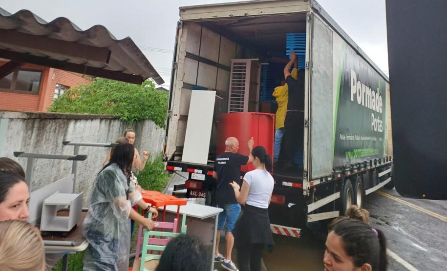 Foto de entrega de móveis em região afetada por enchente