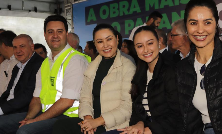 Governador e aliados sorrindo