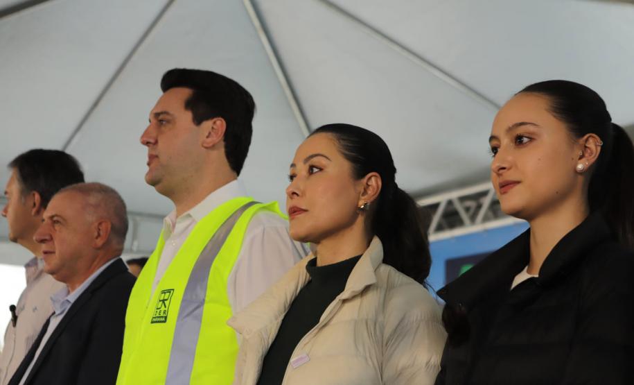 Governador e aliados pretando respeito ao hino nacional