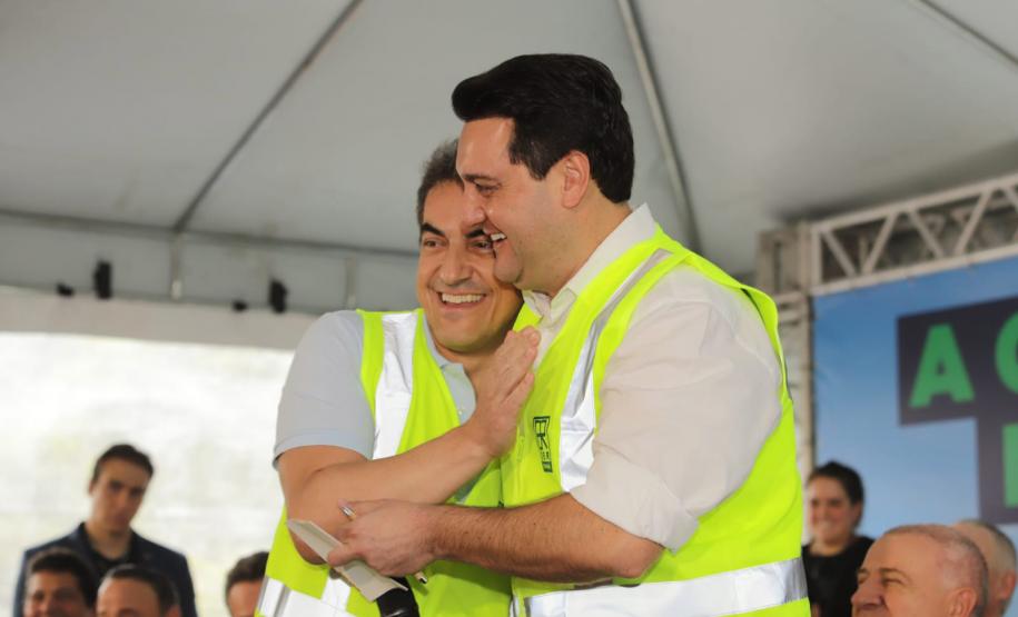 Aliado abraçado ao governador