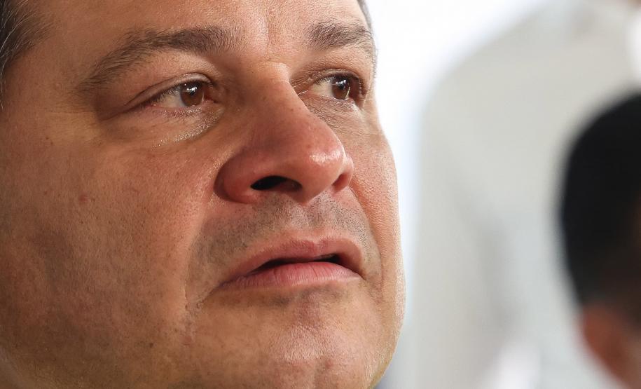 Secretario Sandro Alex chorando