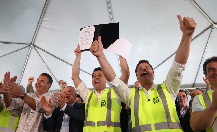 Governador e aliados comemorando