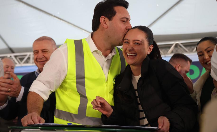 Governador beijando integrante do público