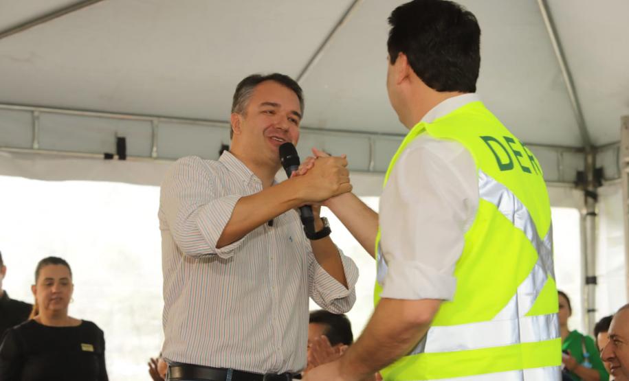 Governador sendo comprimentado