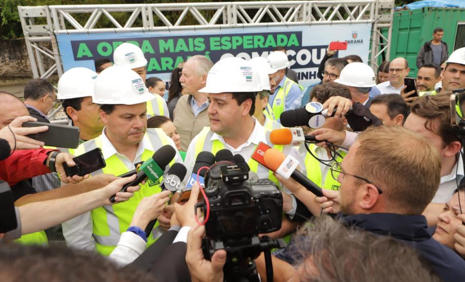 Governador concedendo entrevista