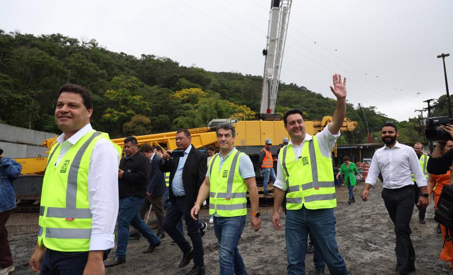 Comitiva do governador entrando na area das obras
