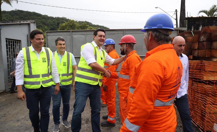 Governador comprimentando os trabalhadores da obra