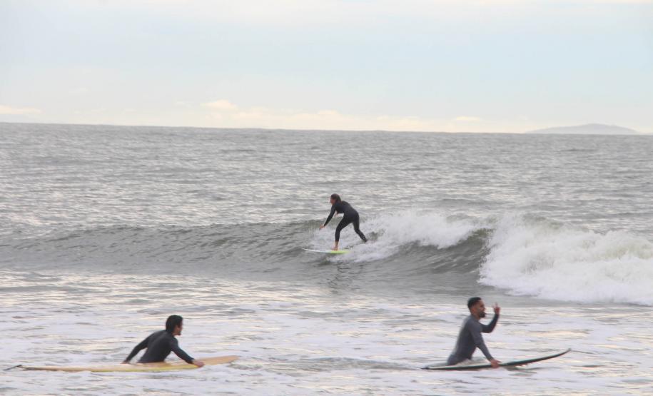 Surfistas surfando