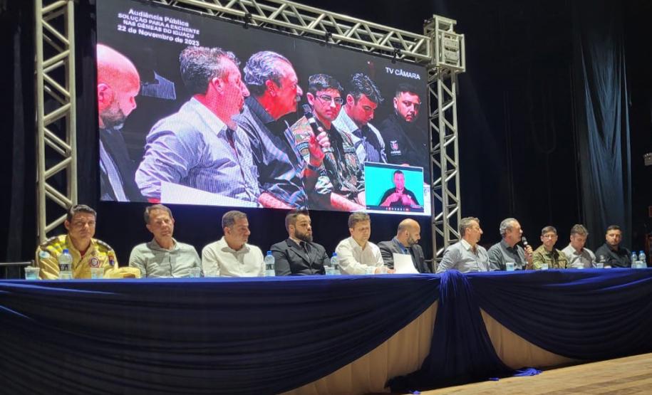 Integrantes acompanhando a fala do diretor-presidente Everton Souza.