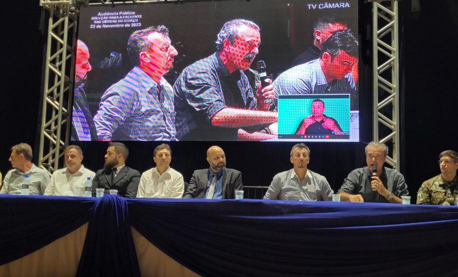 Integrantes acompanhando a fala do diretor-presidente Everton Souza.