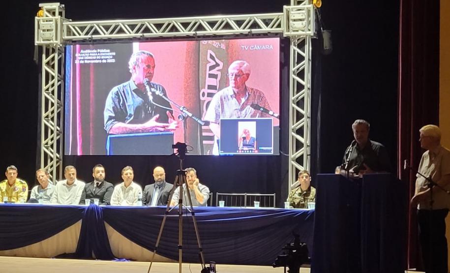 Integrantes acompanhando a fala do diretor-presidente Everton Souza.