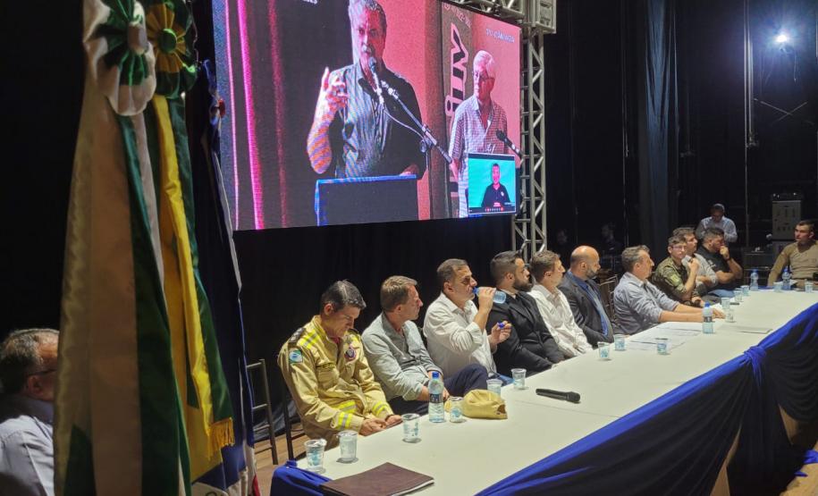 Integrantes acompanhando a fala do diretor-presidente Everton Souza.