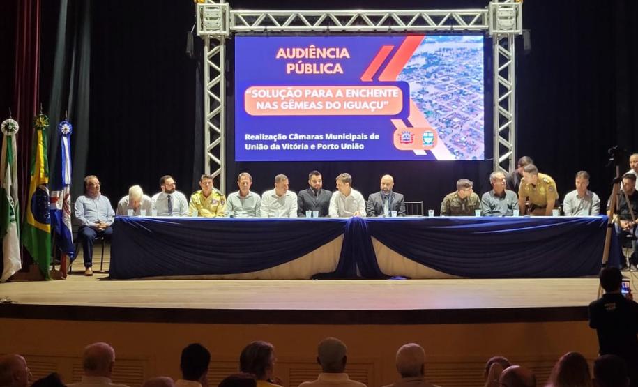 Integrantes discutindo