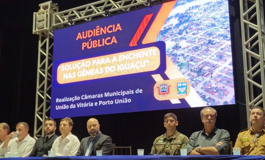 Integrantes discutindo