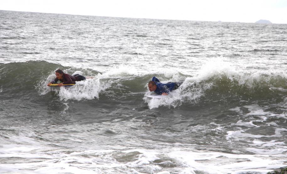 Surfistas surfando