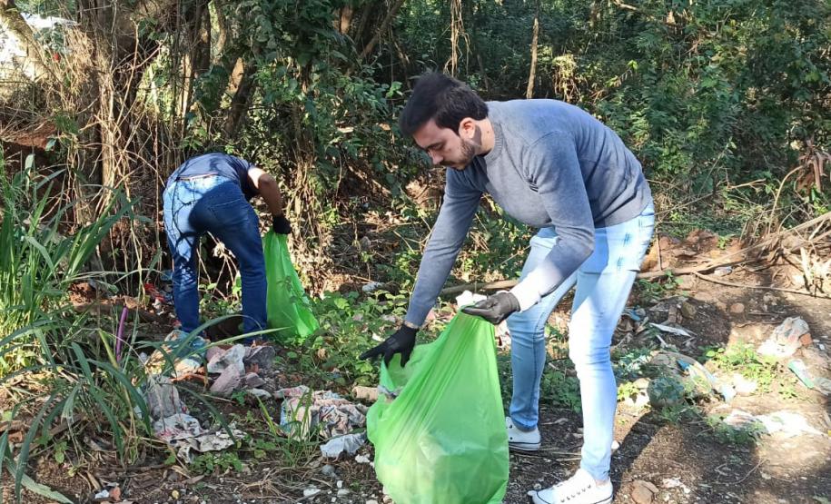 Voluntários recolhendo lixo dentro de uma UC do IAT