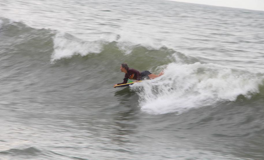 Surfista surfando