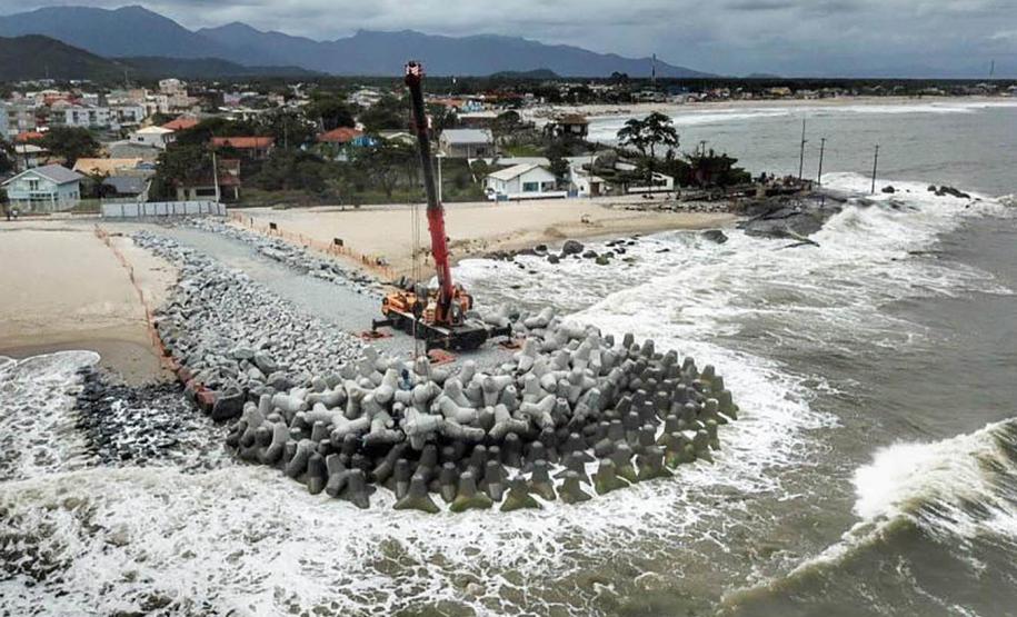 Espigão da orla em construção