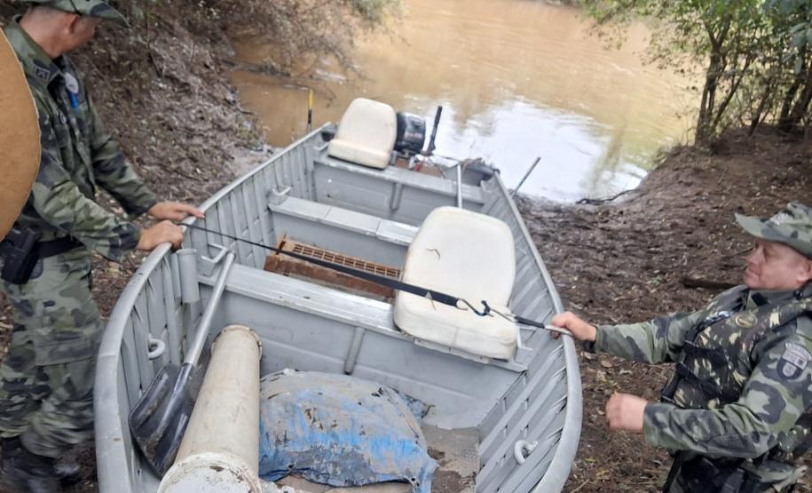 Fiscais manejando um bote no acampamento de caçadores