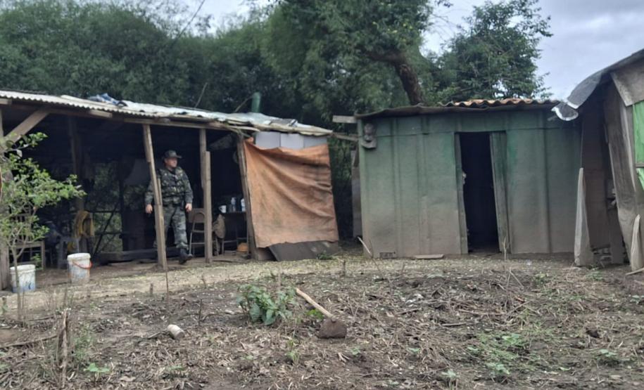 Fiscal em meio ao acampamento de caçadores