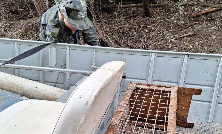 Fiscal em meio ao acampamento de caçadores