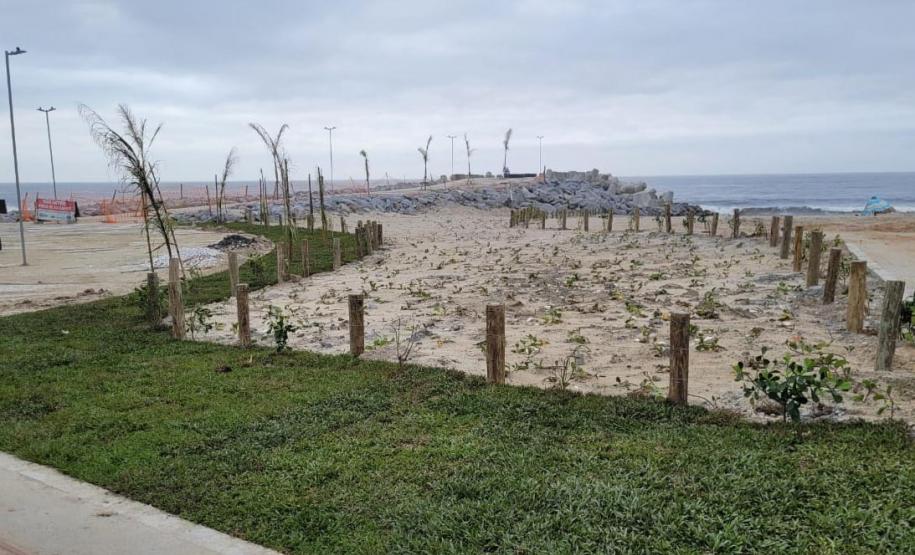 Praia com obras ao fundo