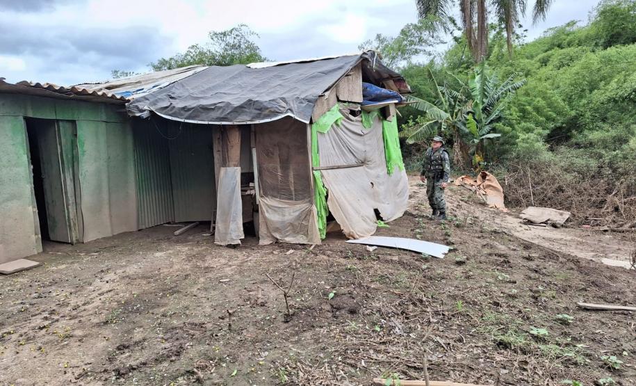 Fiscal em meio ao acampamento de caçadores