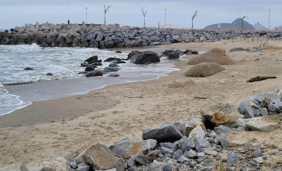 Praia com obras ao fundo