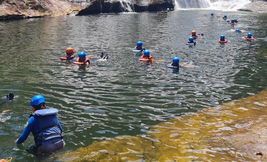 Visitantes banhando-se em cachoeira dentro de UC do IAT