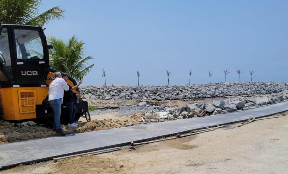 Praia com obras ao fundo
