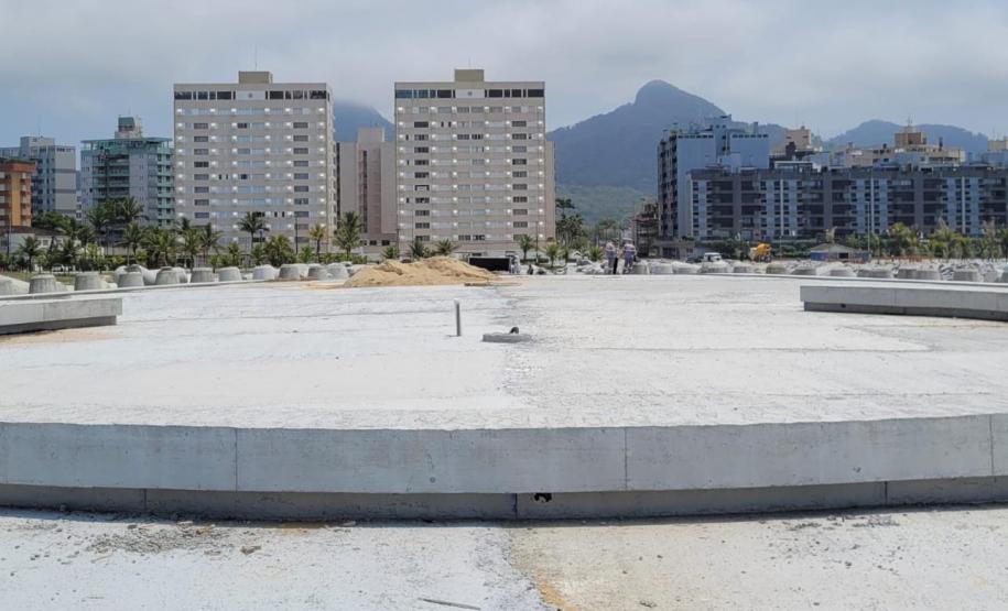 Obras com a cidade de Matinhos ao fundo