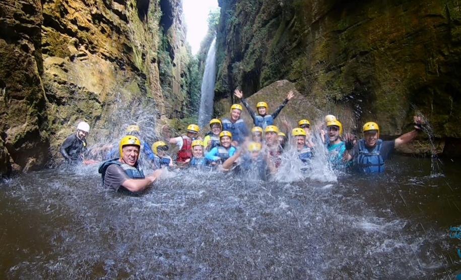 Visitantes banhando-se em cachoeira dentro de UC do IAT