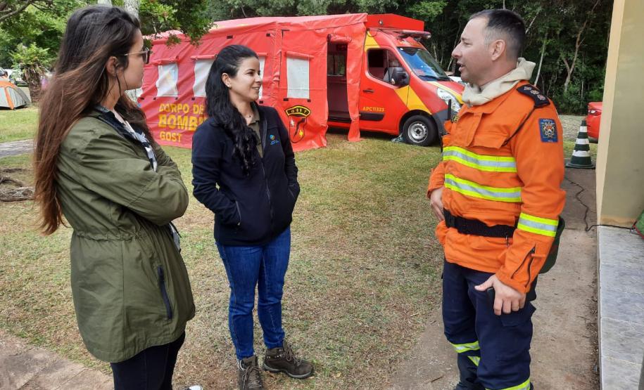 Visitantes conversando com membro da equipe do corpo de bombeiros